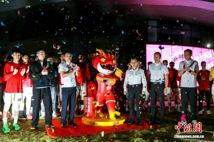 华大男篮迎战澳门黑熊 吉祥物“龙仔”诠释“永不言弃”