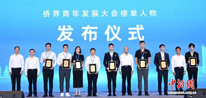 何超欣：发挥“纽带”作用 发出青年之声