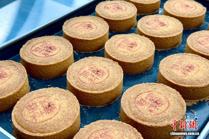 中缅边境云南瑞丽中秋侨味浓：一个月饼，两地团圆