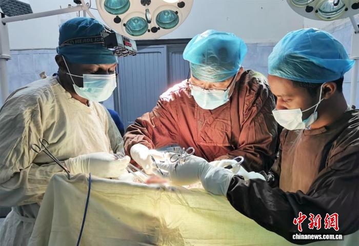 中国医生强尧生两度援马：只想为这里多做点实事