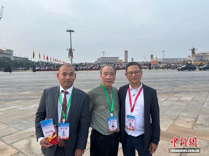 爱国精神代代传 百余名青田侨胞天安门前共叙赤子心