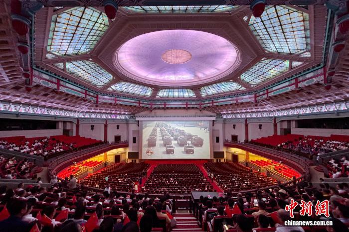 华侨华人看九三阅兵：震撼于实力，自豪于和平