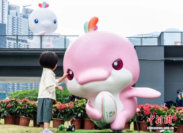 图为一名小女孩在吉祥物“乐融融”雕塑旁玩耍。中新网记者 侯宇 摄 图为一名小女孩在吉祥物“乐融融”雕塑旁玩耍。中新网记者 侯宇 摄