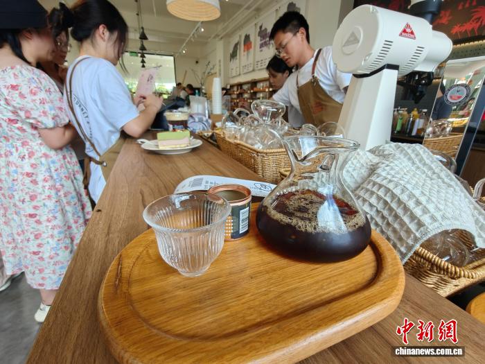 云南两会观察：一杯咖啡与一朵鲜花的“话语权”之问