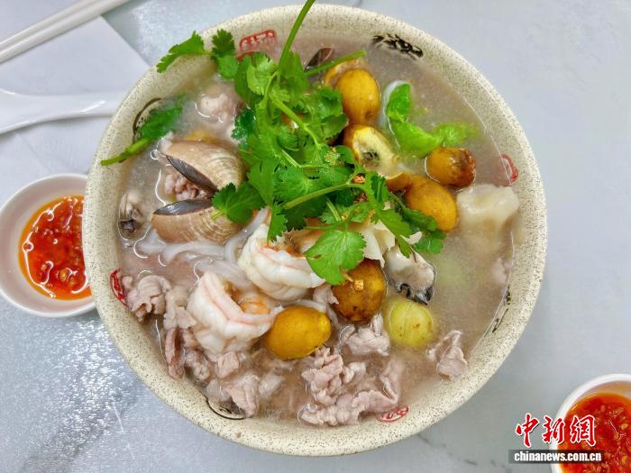 （侨乡新貌）潮汕油柑橄榄粿条汤受青睐 食客排长队
