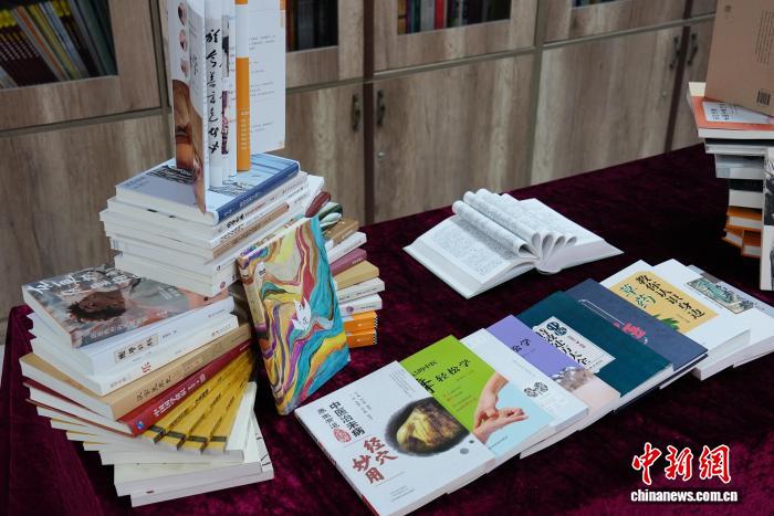 中文图书馆走向海外 充实中文“精神食粮”