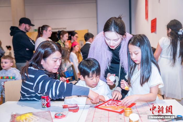 华侨华人迎新春 开启忙碌“春节档”