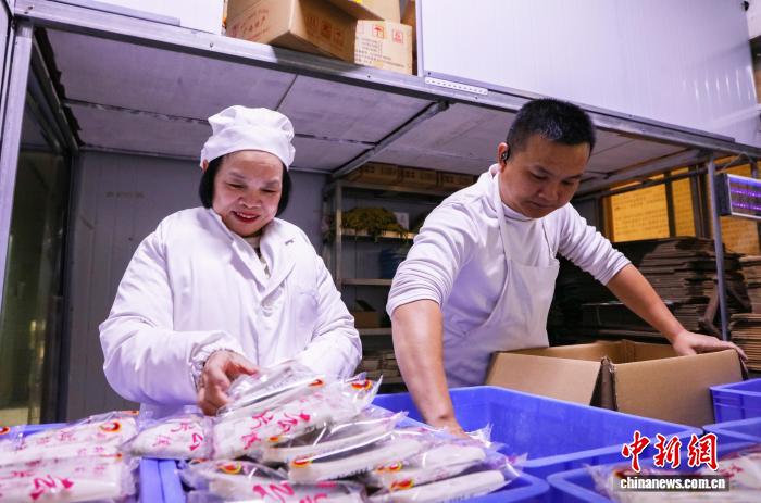 （新春走基层）广西柳城百年糕点成抢手年货