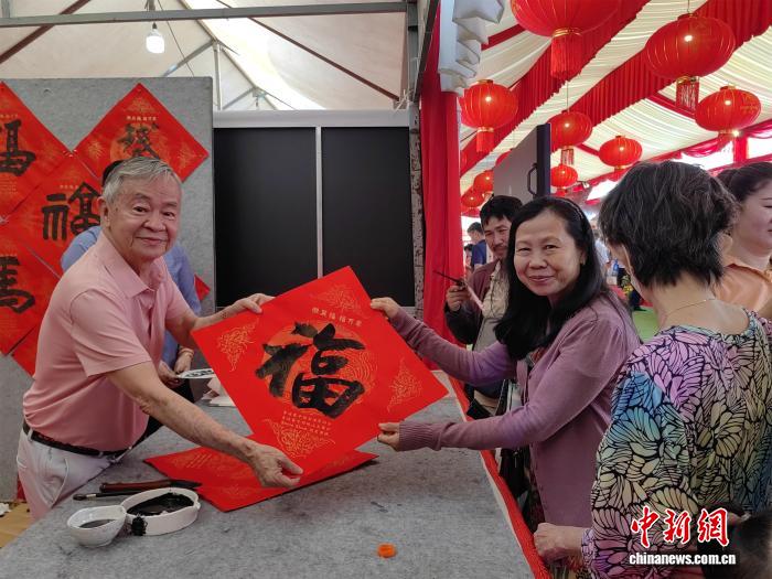 78岁华人六载写挥春 中国“福”走进柬埔寨千家万户