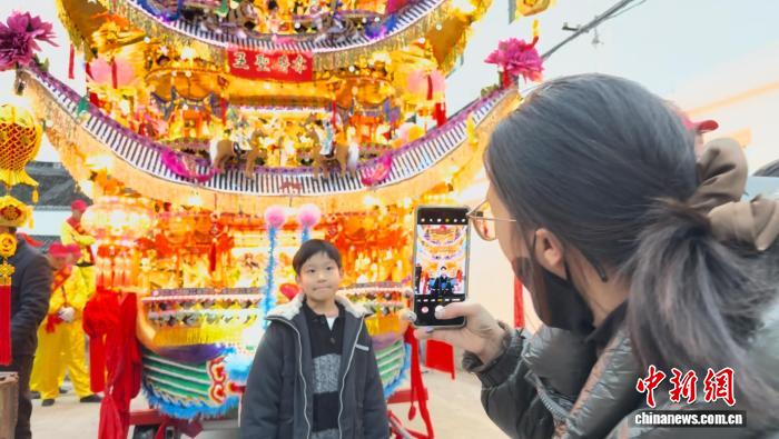 （新春见闻）百余侨胞返乡浙江“侨岛”　划龙灯闹正月