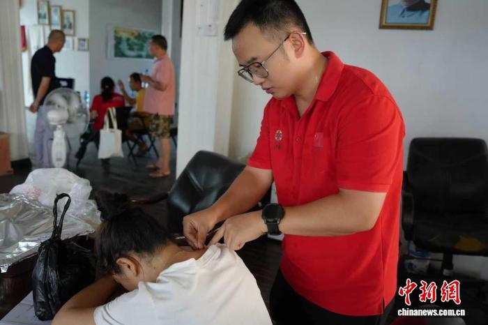 第21批援圭亚那中国医疗队为华侨华人义诊