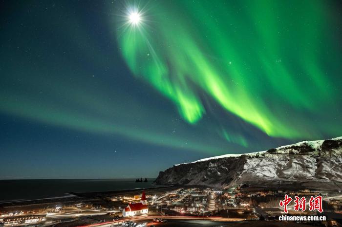 华侨青年的冰岛“追光记”：捕捉极光踪迹，讲述极光故事