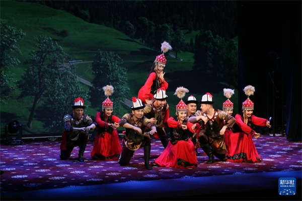 新疆克州歌舞团在吉尔吉斯斯坦演绎“中吉千年友谊”
