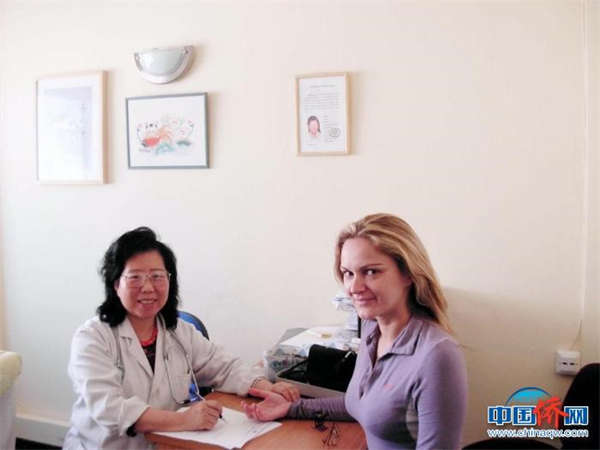 以色列华人医生以中医药架起友谊桥梁