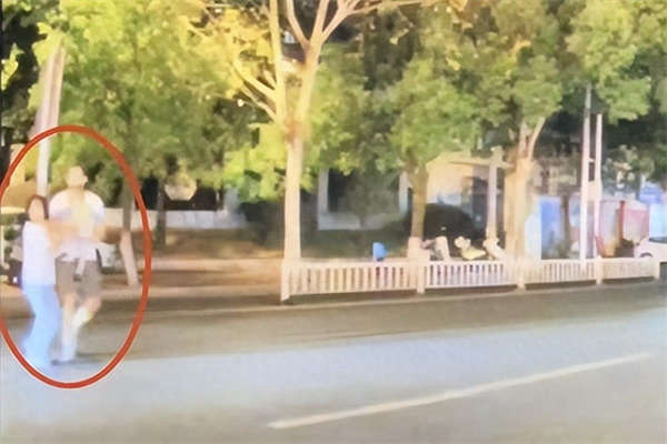 男子撞死一家三口被判死缓，被害方家属发声