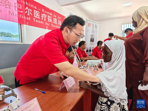 中国援桑给巴尔医疗队在当地孤儿院开展义诊活动