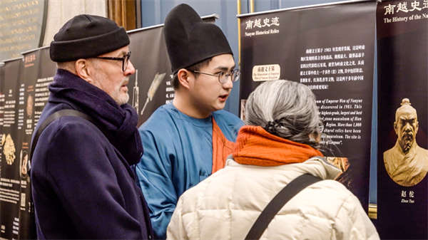 北师香港浸會大學（BNBU）玉振金聲雅樂團學生向美國觀眾介紹雅樂文化（攝影：肖二元 劉胤嘉 孔欣穎） (1).jpg