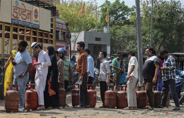 中东战火烧到印度厨房，有人斗殴抢气，有人烧柴火…