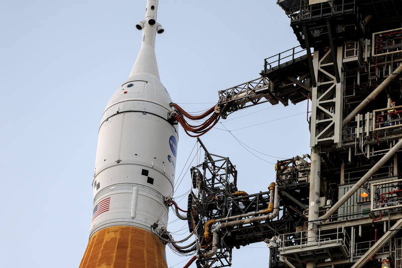 美国时隔53年要“重返月球”，“当初盯着苏联，现在是中国”