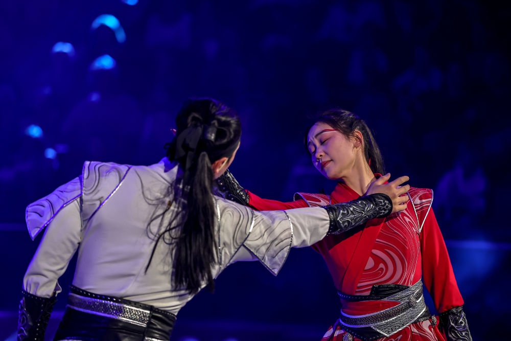 4月8日,在匈牙利首都布达佩斯,江苏省杂技团演员在表演《凌云踏浪——跳板秋千蹦床》。新华社发(鲍洛格·达维德摄)