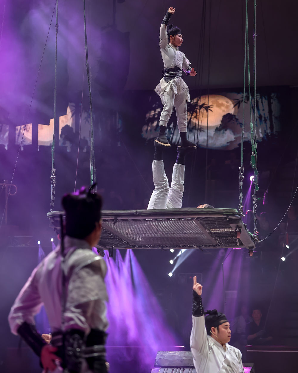 4月8日,在匈牙利首都布达佩斯,江苏省杂技团演员在表演《凌云踏浪——跳板秋千蹦床》。新华社发(鲍洛格·达维德摄)