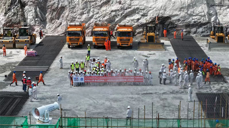 中企承建安哥拉凯凯水电站大坝首仓碾压混凝土开仓浇筑