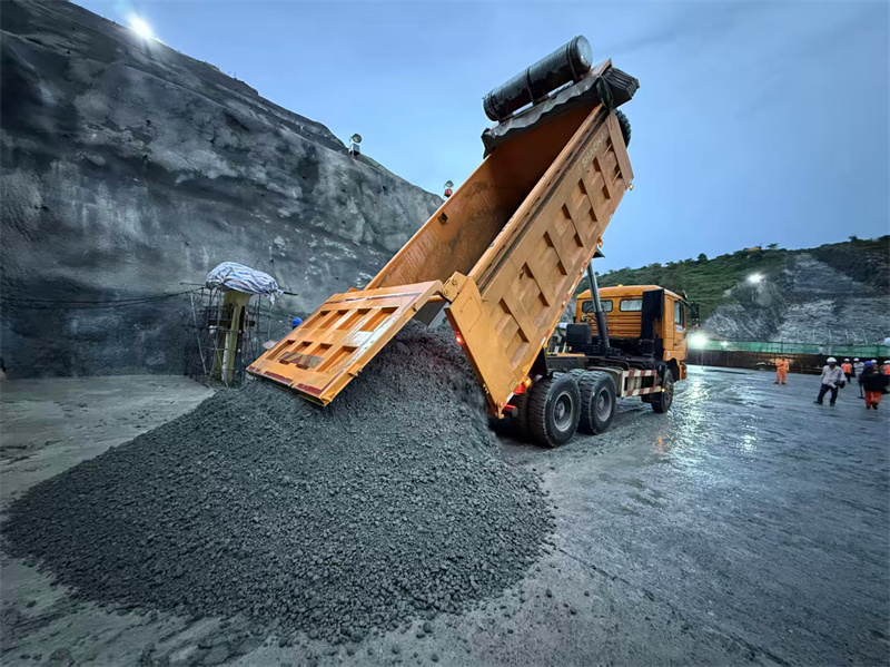 安哥拉凯凯水电站首仓碾压混凝土浇筑第一车入仓卸料 中国能建葛洲坝集团供图