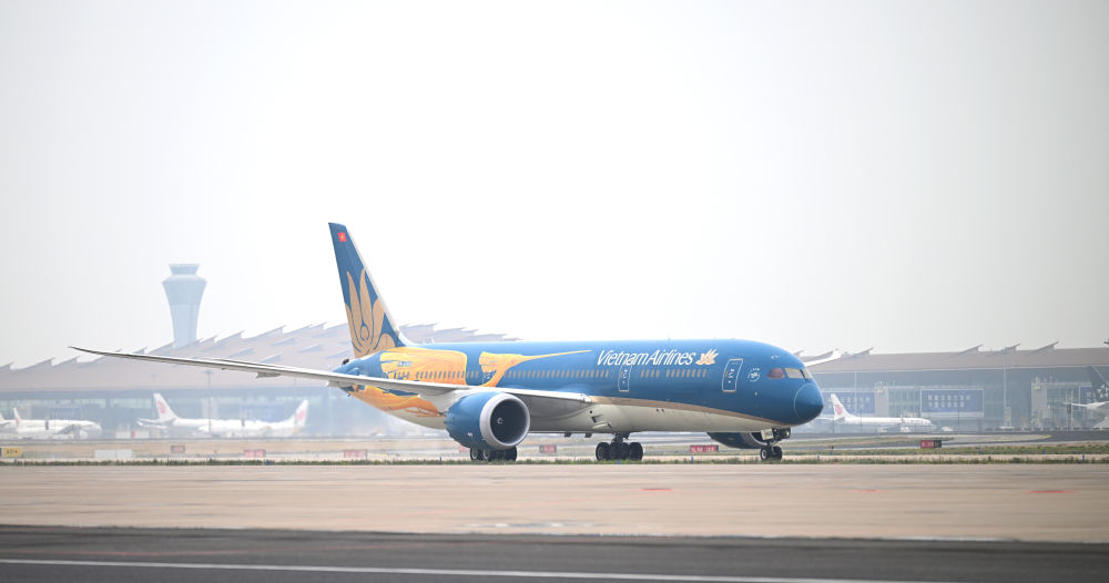 新华图讯丨越共中央总书记、国家主席苏林抵达北京开始访华