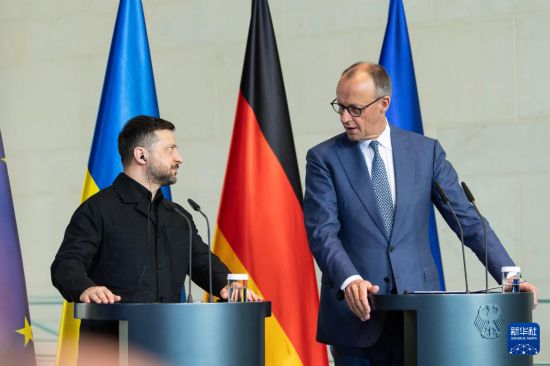 4月14日，德国总理默茨（右）和乌克兰总统泽连斯基在位于柏林的德国总理府出席记者会。新华社记者 张豪夫 摄