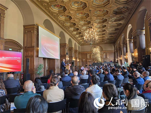 “武汉造 全球行”中欧汽车新生态合作交流会现场。 人民网记者 尚凯元摄(1)