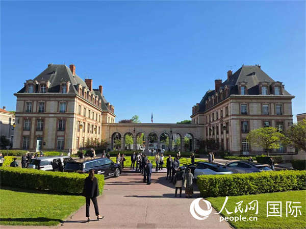 “武汉造”汽车在巴黎国际大学城展出。 人民网记者 尚凯元摄