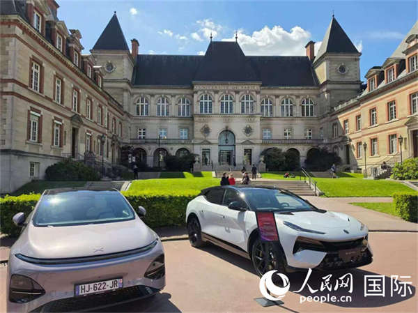 “武汉造”汽车在巴黎国际大学城展出。 人民网记者 尚凯元摄(1)