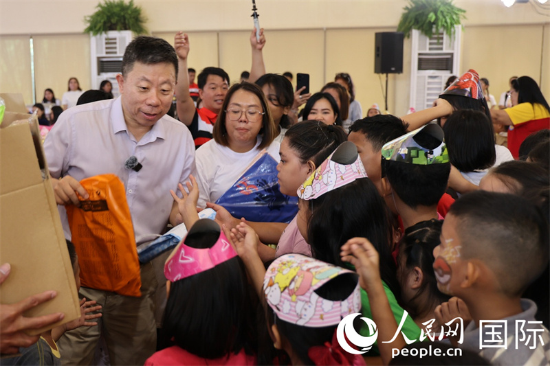 中国驻菲律宾大使井泉在活动现场与菲律宾儿童亲切交流。人民网记者 樊帆摄