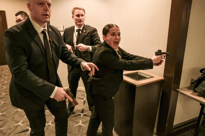 白宫晚宴枪击案当晚，特朗普身旁特工配中企装备？