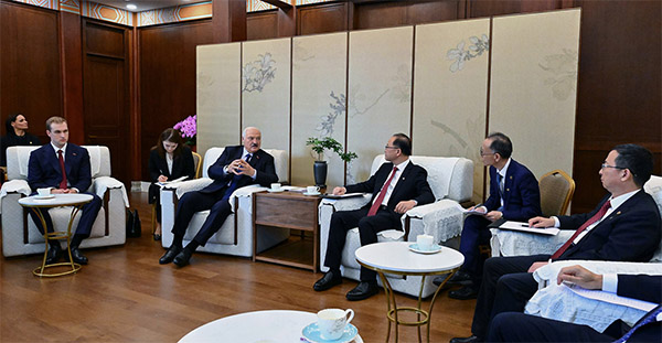 卢卡申科出席儿子北大毕业典礼：中国最大特点是始终沉着冷静，坚定前行