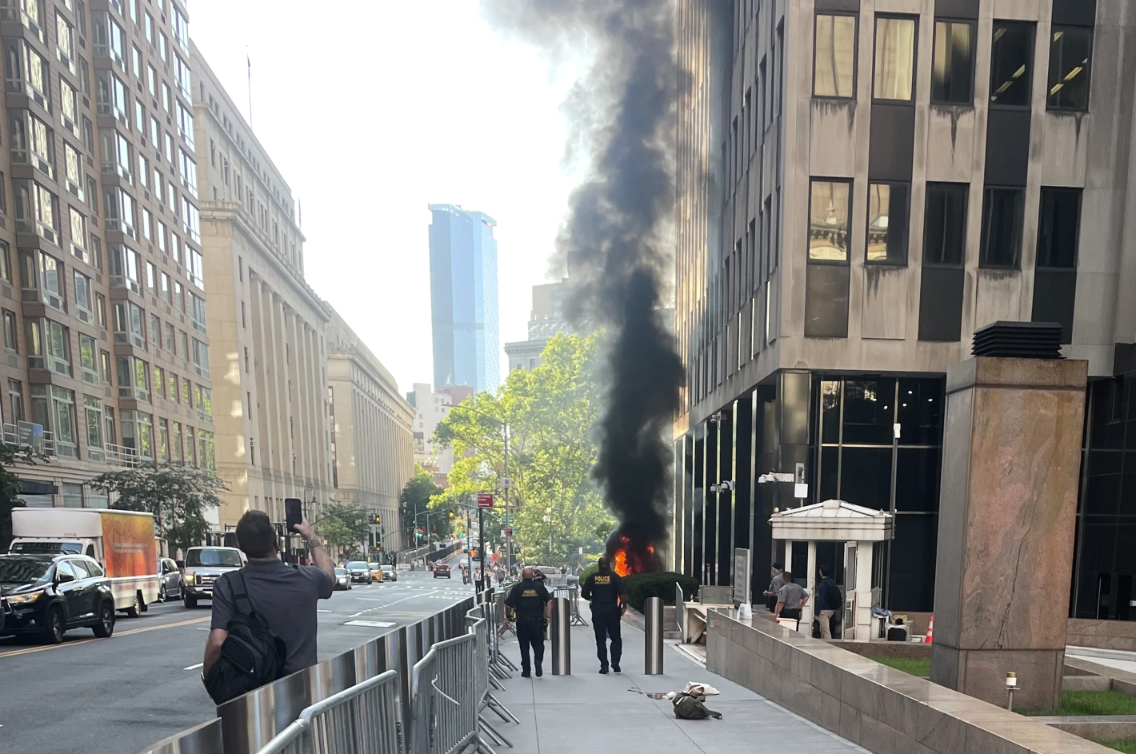 美国退伍军人在纽约联邦大楼外纵火并用气枪射击，被当场逮捕
